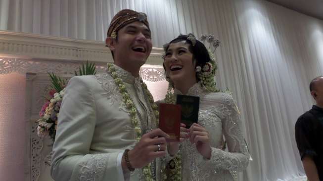 Dude Harlino dan Alyssa Soebandono Bulan Madu ke Mekkah