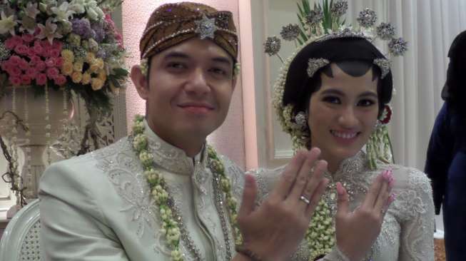  Jelang Akad Nikah, Dude Harlino Sempatkan Menyapa Warga