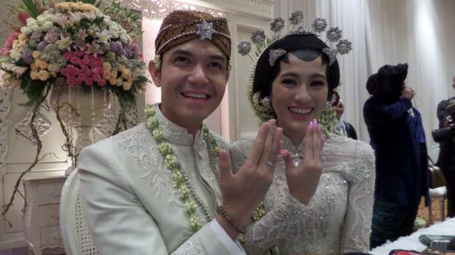 Makna Mahar Kawin Dude Harlino dan Alyssa Soebandono