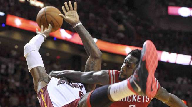 Pebasket Houston Rockets Patrick Beverley melakukan  pelanggaran terhadap pebasket Miami Heat LeBron James dalam pertandingan di American Airlines Arena, beberapa waktu lalu. [Reuters/Steve Mitchell]