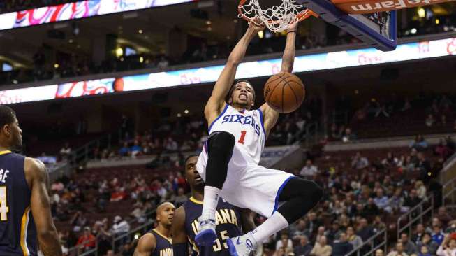 Pebasket Philadelphia 76ers Michael Carter-Williams usai melakukan dunks dalam pertandingan di Wells Fargo Center, beberapa waktu lalu. [Reuters/Howard Smith]