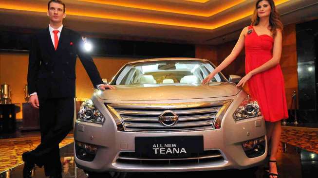 Sedan terbaru Nissan, All-New Teana, diapit dua orang model. (Suara.com/Adrian Mahakam)