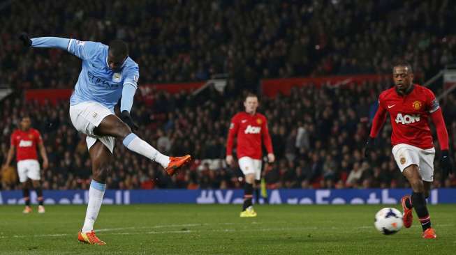 Pemain Manchester City Yaya Toure melepaskan tendangan berujung gol ke gawang Manchester United dalam laga lanjutan Liga Premier Inggris di Old Trafford, [26/3]. [Reuters/Phil Noble]