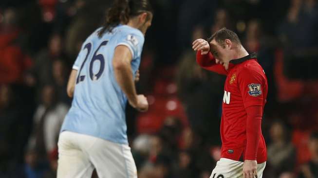 Striker Manchester United Wayne Rooney meninggalkan lapangan usai laga kontra Manchester City di Old Trafford, [26/3]. [Reuters/Phil Noble]