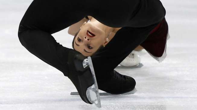 Skating asal Rusia Ksenia Stolbova dan Fedor Klimov tampil dalam kompetisi kejuaraan skating dunia di Saitama, Tokyo, Rabu (26/3). [Reuters/Yuya Shino ]