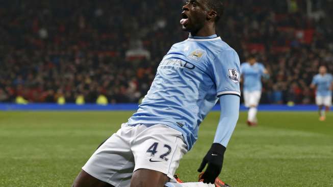 Gelandang Manchester City, Yaya Toure, merayakan gol ke gawang MU dalam laga lanjutan Liga Premier Inggris di Old Trafford, [26/3]. [Reuters/Phil Noble]