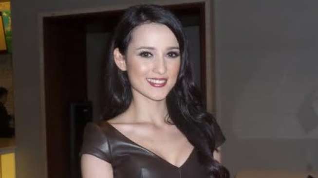 Main Film Ini, Julie Estelle Tertantang