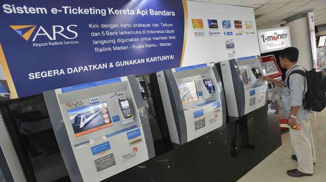 Seorang calon penumpang membeli tiket kereta api melalui mesin e-Ticketing yang akan menuju Bandara Internasional Kualanamu di Stasiun Besar Kereta Api Indonesia (KAI) Medan, Sumut, Kamis (27/3). [Antara/Widodo S. Jusuf]