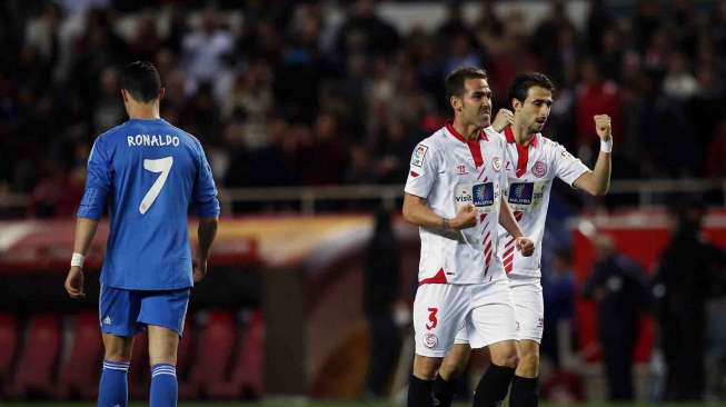 Cristiano Ronaldo saat bertanding dengan Sevilla di Ramon Sanchez Pizjuan stadium , Seville, Rabu (26/3). [Reuters/Marcelo del Pozo] 