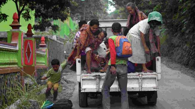 Merapi Embuskan Asap Tebal