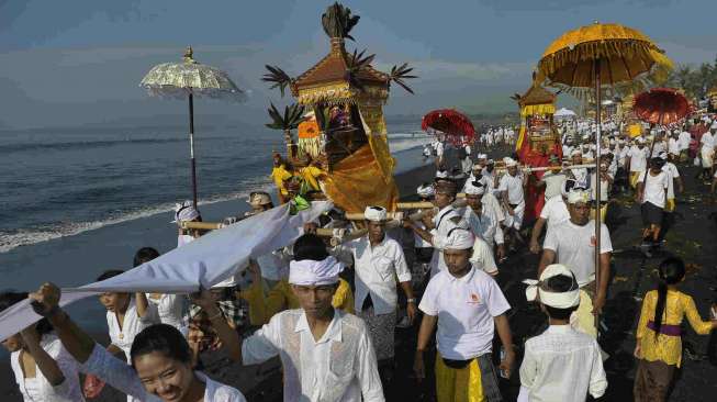 Umat Hindu Padati Pantai Kuta