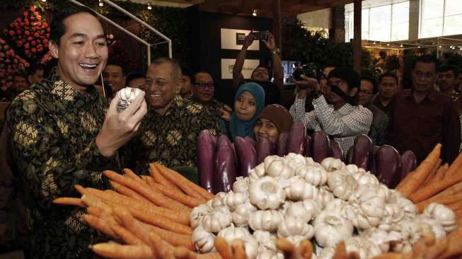 Menteri Perdagangan Muhammad Luthfi (kiri) didampingi Adi Sasono (kanan) usai acara pembukaan Agrinex Expo di JCC Senayan, Jakarta, Jumat (28/3). [suara.com/Bernard Chaniago]