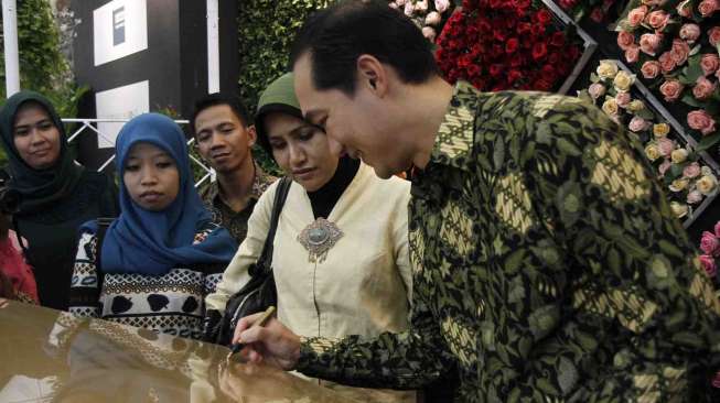 Menteri Perdagangan Muhammad Luthfi (kanan) usai acara pembukaan Agrinex Expo di JCC Senayan, Jakarta, Jumat (28/3). [suara.com/Bernard Chaniago]