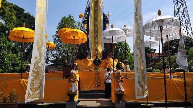 Persiapan Hari Raya Nyepi di Pura Aditya Jaya Rawamangun, Jakarta, Jumat (28/3). Hari ini umat Hindu di Jakarta membuat Ulam Banten untuk dipergunakan Melasti keesokan harinya. [suara.com/ Adrian Mahakam]