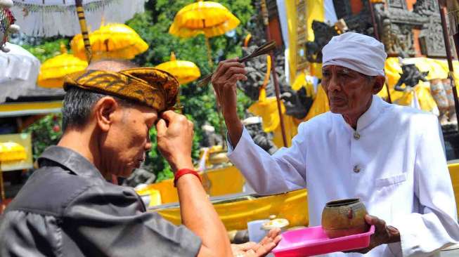 Persiapan Hari Raya Nyepi di Pura Aditya Jaya Rawamangun, Jakarta, Jumat (28/3). Hari ini umat Hindu di Jakarta membuat Ulam Banten untuk dipergunakan Melasti keesokan harinya. [suara.com/ Adrian Mahakam]