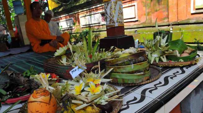 Persiapan Hari Raya Nyepi di Pura Aditya Jaya Rawamangun, Jakarta, Jumat (28/3). Hari ini umat Hindu di Jakarta membuat Ulam Banten untuk dipergunakan Melasti keesokan harinya. [suara.com/ Adrian Mahakam]