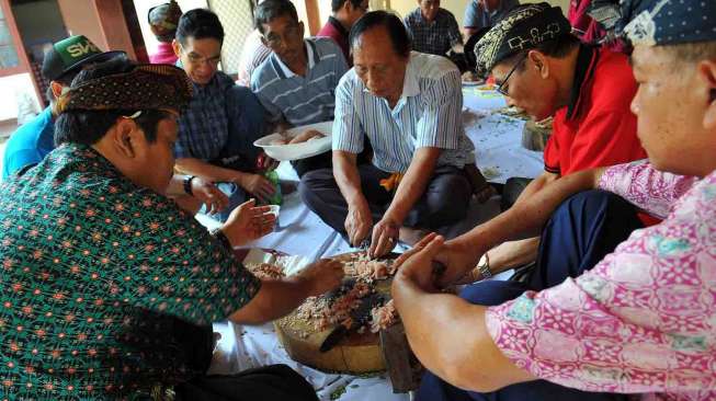 Persiapan Hari Raya Nyepi di Pura Aditya Jaya Rawamangun, Jakarta, Jumat (28/3). Hari ini umat Hindu di Jakarta membuat Ulam Banten untuk dipergunakan Melasti keesokan harinya. [suara.com/ Adrian Mahakam]