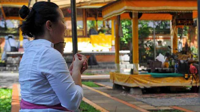 Persiapan Hari Raya Nyepi di Pura Aditya Jaya Rawamangun, Jakarta, Jumat (28/3). Hari ini umat Hindu di Jakarta membuat Ulam Banten untuk dipergunakan Melasti keesokan harinya. [suara.com/ Adrian Mahakam]