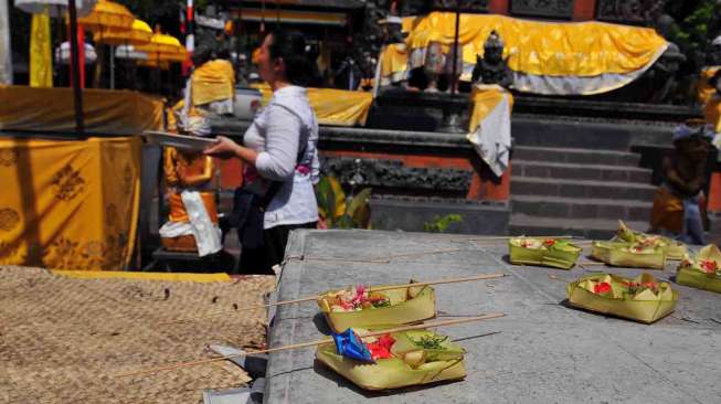 Persiapan Hari Raya Nyepi di Pura Aditya Jaya Rawamangun, Jakarta, Jumat (28/3). Hari ini umat Hindu di Jakarta membuat Ulam Banten untuk dipergunakan Melasti keesokan harinya. [suara.com/ Adrian Mahakam]