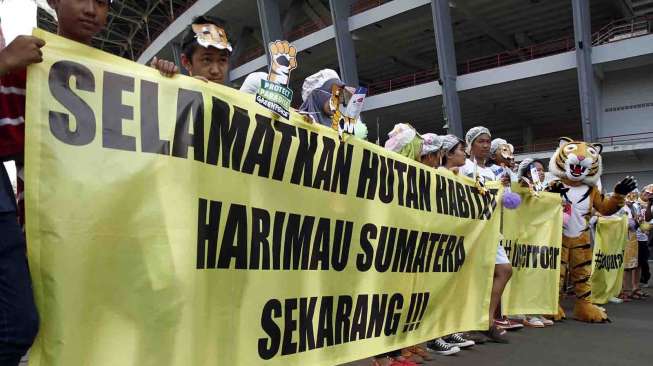 Aktivis Greenpeace menggelar aksi \"Selamatkan Hutan Indonesia\" di Senayan (29/3), Jakarta Pusat [suara.com/Adrian Mahakam]