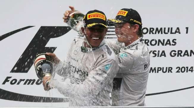 Dua pebalap tim Mercedes Lewis Hamilton (kiri) dan Nico Rosberg merayakan podium satu dan dua di GP F1 Malaysia, Minggu (30/3).[Reuters/Samsul Said].