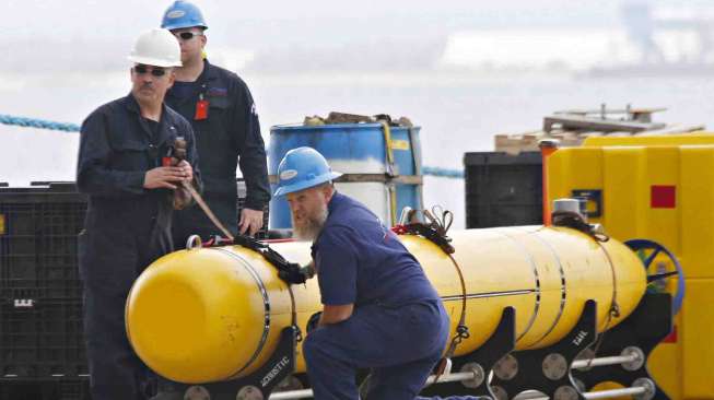 Pekerja menjaga Phoenix, robot pemetaan bawah air di pangkalan AL HMAS Stirling, Perth, Australia, Minggu (30/3). [Reuters/Jason Reed]  