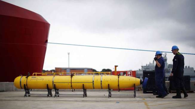 Pekerja menjaga Phoenix, robot pemetaan bawah air di pangkalan AL HMAS Stirling, Perth, Australia, Minggu (30/3). [Reuters/Jason Reed]  