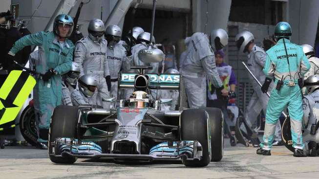 Pebalap Mercedes Lewis Hamilton memasuki pitstop di F1 GP Malaysia di sirkuit Sepang, Minggu (30/3). [Reuters/Peter Lim/Pool]