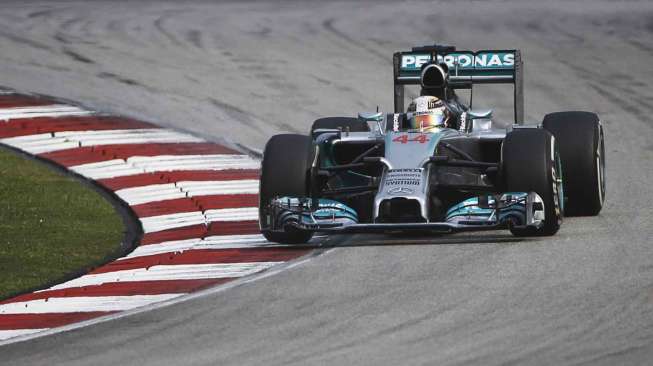 Pebalap Mercedes Lewis Hamilton di F1 GP Malaysia di sirkuit Sepang, Minggu (30/3). [Reuters/Edgar Su]