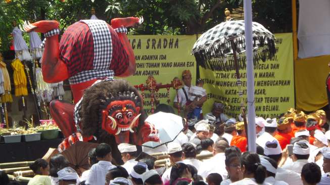 Hari Nyepi, Ratusan Umat Hindu Ikut Ruwatan di Pura Aditya Jaya