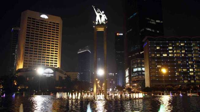 Suasana Earth Hour di Bundaran Hotel Indonesia Jakarta, Sabtu (29/3). Pelaksanan Earth Hour yang telah memasuki tahun ke-8 ini dilaksanakan mulai pukul 20.30 hingga pukul 21.30 waktu setempat. [suara.com/Adrian Mahakam]