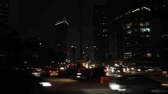 Suasana Earth Hour di Bundaran Hotel Indonesia Jakarta, Sabtu (29/3). Pelaksanan Earth Hour yang telah memasuki tahun ke-8 ini dilaksanakan mulai pukul 20.30 hingga pukul 21.30 waktu setempat. [suara.com/Adrian Mahakam]