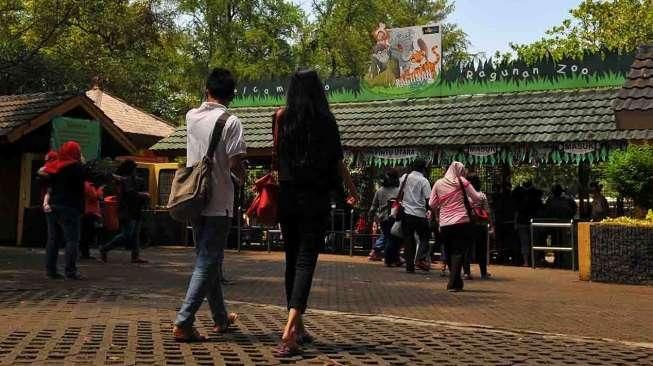 Kebun Binatang Ragunan, Jakarta Selatan, dipadati pengunjung mengisi libur panjang, Senin (31/3). [suara.com/Adrian Mahakam]