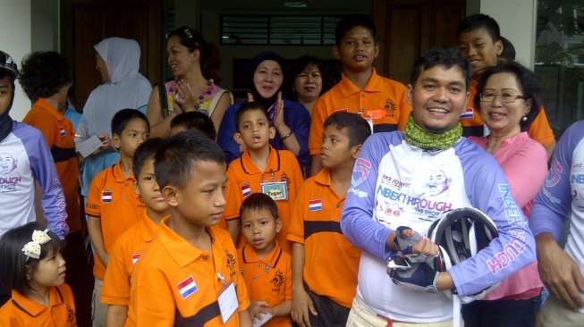 Naik Sepeda, Indra Bekti Tengok Aminah "Emaknyak" Cendrakasih