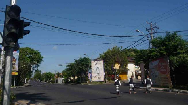 Petugas desa adat atau \"pecalang\" memantau situasi di Persimpangan Jalan A Yani--Jalan Gatot Subroto, Denpasar, pada Hari Raya Nyepi, Senin (31/3). [Antara/M. Irfan Ilmie]