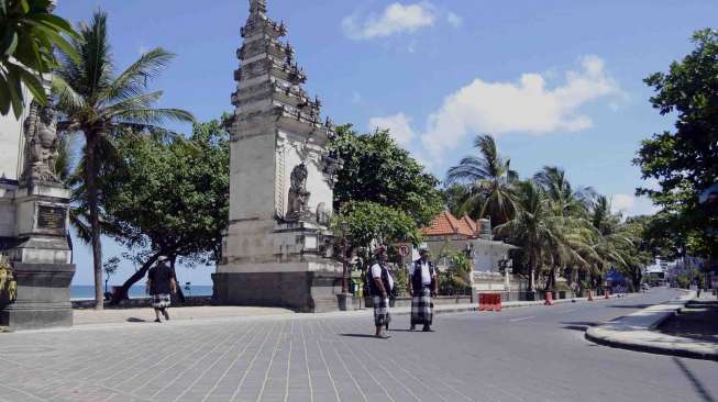 Satuan pengamanan adat Bali "pecalang" memantau situasi jalan pantai saat pelaksanaan Hari Raya Nyepi di Pantai Kuta, Bali, Senin (31/3). [Antara/Wira Suryantala]