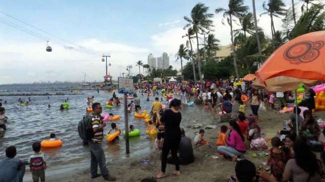 Kawasan Pantai Ancol Ramai Pengunjung