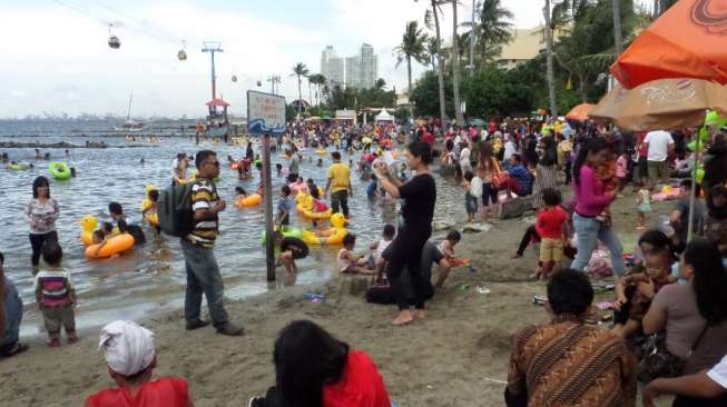 Pengunjung Memadati Kawasan Ancol, Jakarta Utara, saat mengisi liburan, Senin (31/3). [suara.com/Bowo Raharjo]