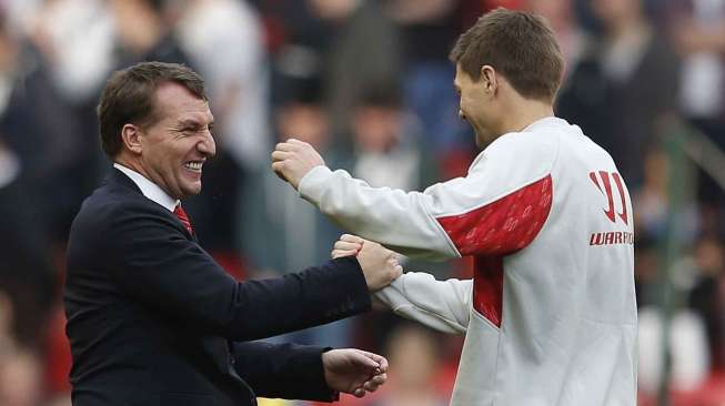 Manajer Liverpool Brendan Rodgers dan Steven Gerrard rayakan kemenangan usai pertandingan Liga Inggris di Anfield, Liverpool, Inggris, Minggu (30/3). [Reuters/Phil Noble] 