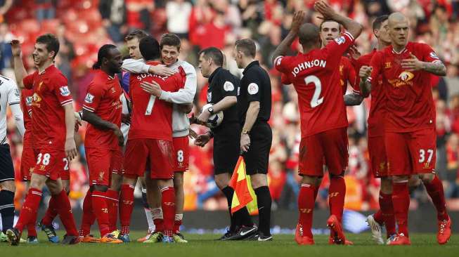 Para pemain Liverpool rayakan kemenangan usai pertandingan Liga Inggris di Anfield, Liverpool, Inggris, Minggu (30/3). [Reuters/Phil Noble] 