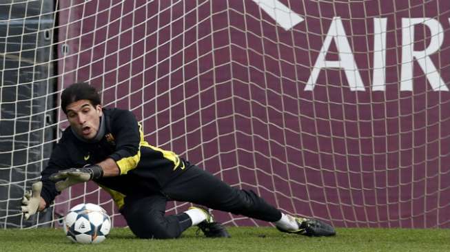 Aksi kiper Jose Manuel Pinto dalam sesi latihan di Joan Gamper[Reuters/Albert Gea]