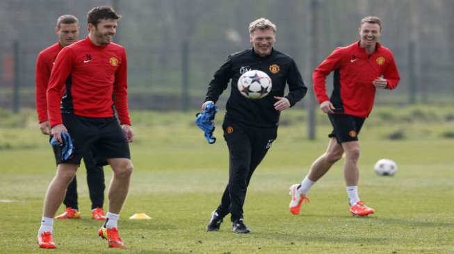 Manajer David Moyes(tengah) bercengkrama di sesi latihan di carrington, Manchester[Reuters/Stefan Wermuth]
