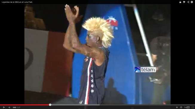 Video: Dennis Rodman Main Basket Pakai Lipstik