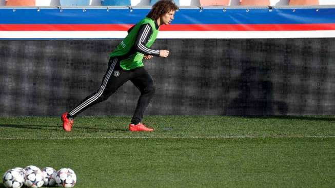 Pemain Chelsea David Luiz berlatih di stadion Parc des Princes, Paris, [1/4]. The Blues akan menantang Paris Saint Germain pada laga leg pertama babak 8 besar Liga Champions, [3/4]. [Reuters/Gonzalo Fuentes]