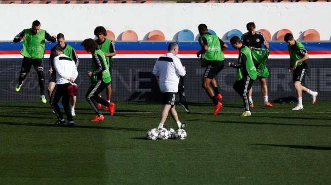 Para pemain Chelsea menghadiri latihan di stadion Parc des Princes, Paris, [1/4]. The Blues akan menantang Paris Saint Germain pada laga leg pertama babak 8 besar Liga Champions, [3/4]. [Reuters/Gonzalo Fuentes]