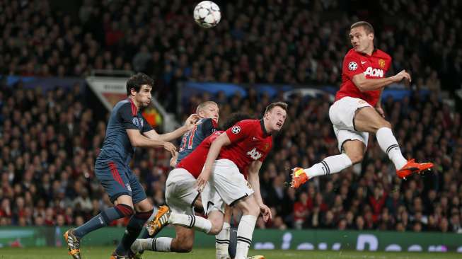 Sundulan pemain Manchester United Nemanja Vidic yang berujung gol ke gawang Bayern Muenchen dalam laga leg pertama babak 8 besar Liga Champions di kandang MU, Old Trafford, Manchester, [1/4]. [Reuters/Stefan Wermuth]