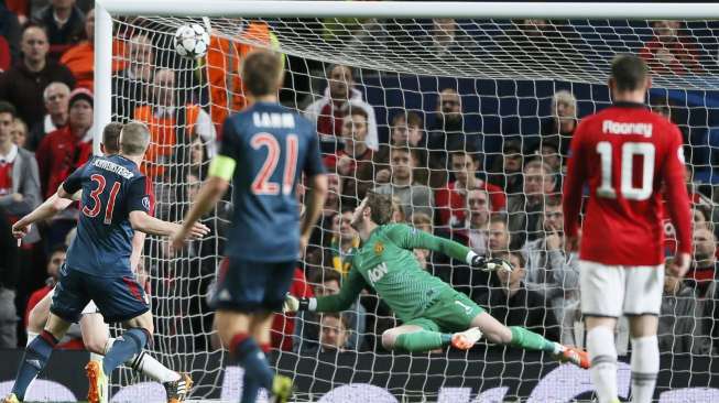 Pemain Bayern Muenchen Bastian Schweinsteiger mencetak gol penyama ke gawang Manchester United yang dikawal David de Gea dalam laga leg pertama babak 8 besar Liga Champions di Old Trafford, Manchester, [1/4]. [Reuters/Stefan Wermuth]