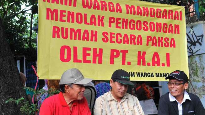 Warga menolak pengosongan rumah  oleh PT. KAI di Jalan Manggarai Utara IV no. D5, Jakarta Rabu (2/4). [suara.com/ Adrian Mahakam]