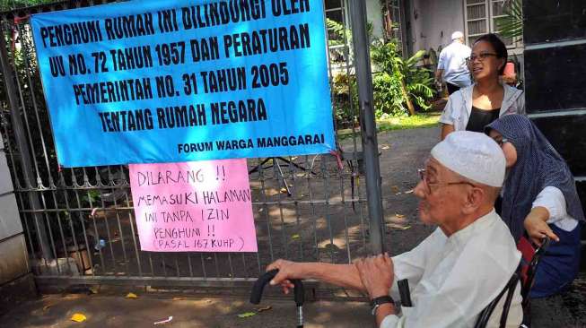 Warga menolak pengosongan rumah  oleh PT. KAI di Jalan Manggarai Utara IV no. D5, Jakarta Rabu (2/4). [suara.com/ Adrian Mahakam]