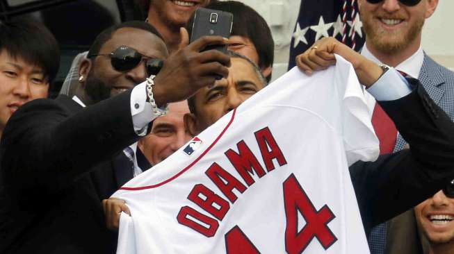 Presiden AS, Barack Obama berpose \"Selfie\" dengan pemain bintang David Ortiz di Washington, (1/40). [REUTERS/Larry Dawning]